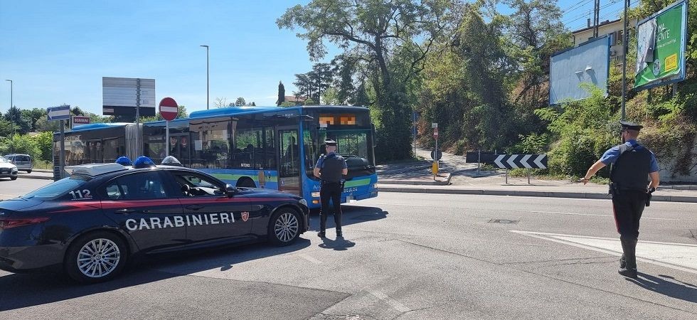 Discutono per la mascherina poi palpeggia una passeggera: parapiglia sull’autobus